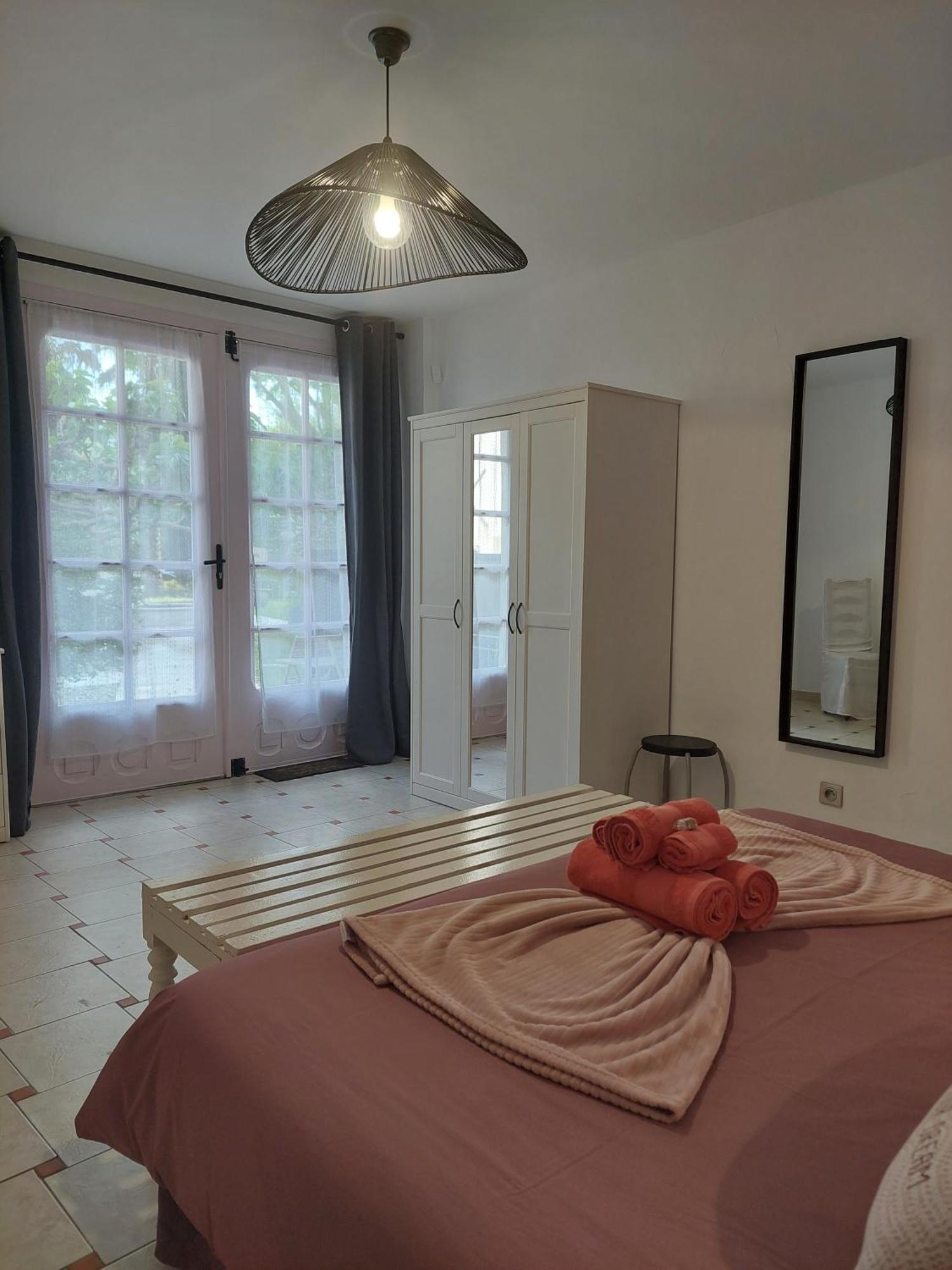Mas Des Cigognes Bed & Breakfast Le Thor Eksteriør bilde